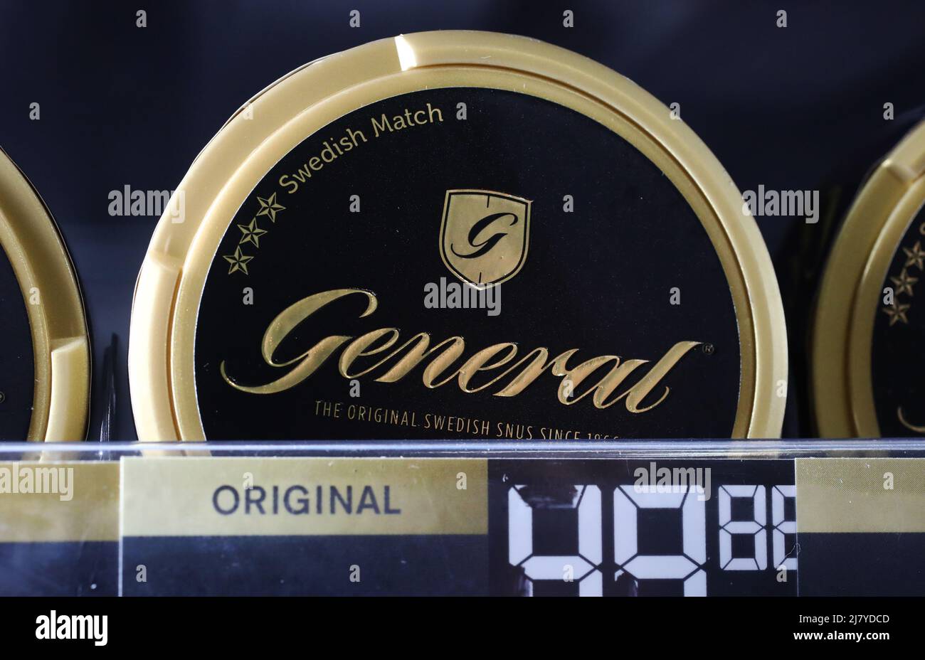 Le Conseil d'administration de Swedish Match AB a pris note des récentes spéculations et confirme que les discussions avec Philip Morris International Inc. Concernant une éventuelle offre publique de rachat de Swedish Match sont en cours. Il ne peut y avoir de certitude qu'une offre sera faite, ni quant aux termes de cette offre potentielle, écrit la société dans un communiqué de presse. Dans la photo: Général original snus. Banque D'Images