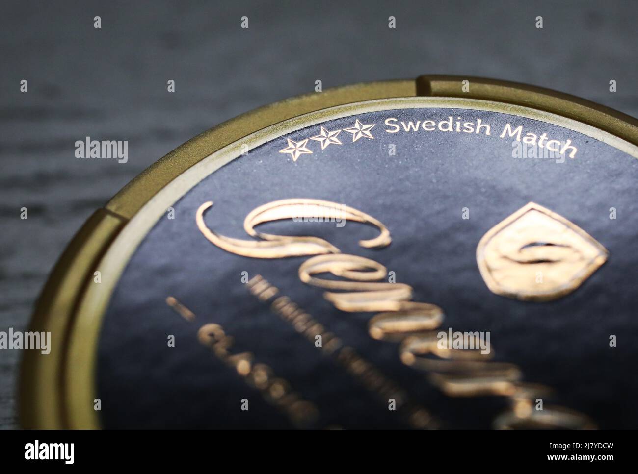 Le Conseil d'administration de Swedish Match AB a pris note des récentes spéculations et confirme que les discussions avec Philip Morris International Inc. Concernant une éventuelle offre publique de rachat de Swedish Match sont en cours. Il ne peut y avoir de certitude qu'une offre sera faite, ni quant aux termes de cette offre potentielle, écrit la société dans un communiqué de presse. Dans la photo: Général original snus. Banque D'Images