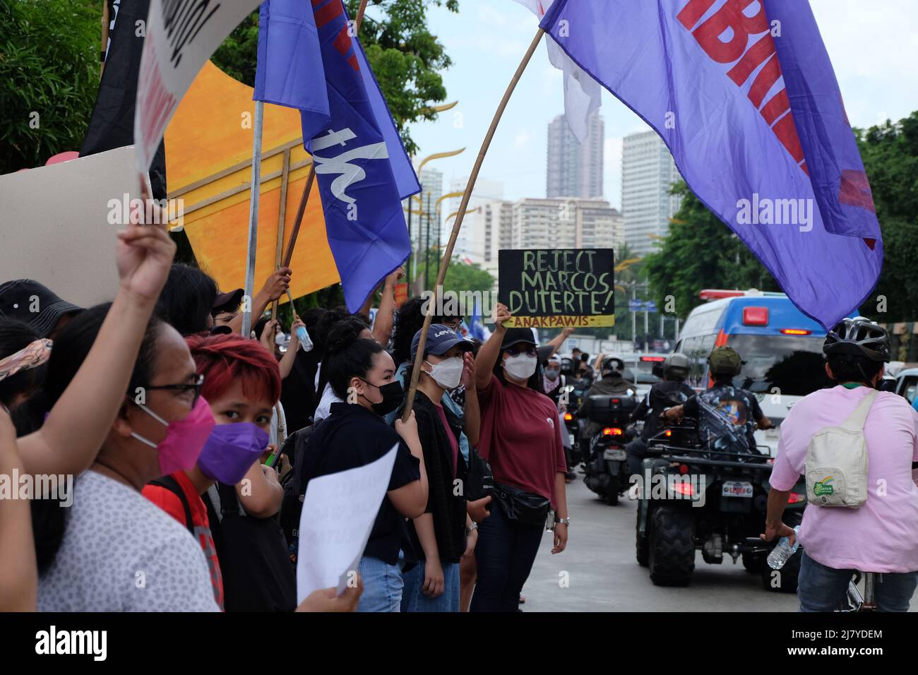 Manille, Philippines. 11th mai 2022. Un jour après les élections nationales, les groupes de la société civile et les organisations étudiantes défilent dans les rues de Manille pour manifester leur protestation contre les résultats partiels injustes et discutables de la Commission électorale (COMELEC). Le décompte initial montre que Ferdinand « Bongbong » Marcos Jr., le fils du défunt dictateur Marcos, avait obtenu près de 30 millions de voix pour couvrir les 90% de ceux qui avaient voté. Banque D'Images