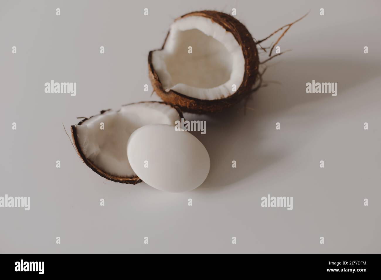 Savon de noix de coco sur fond blanc. ECO savon naturel de noix de coco ou shampooing bar plat sur fond blanc Banque D'Images