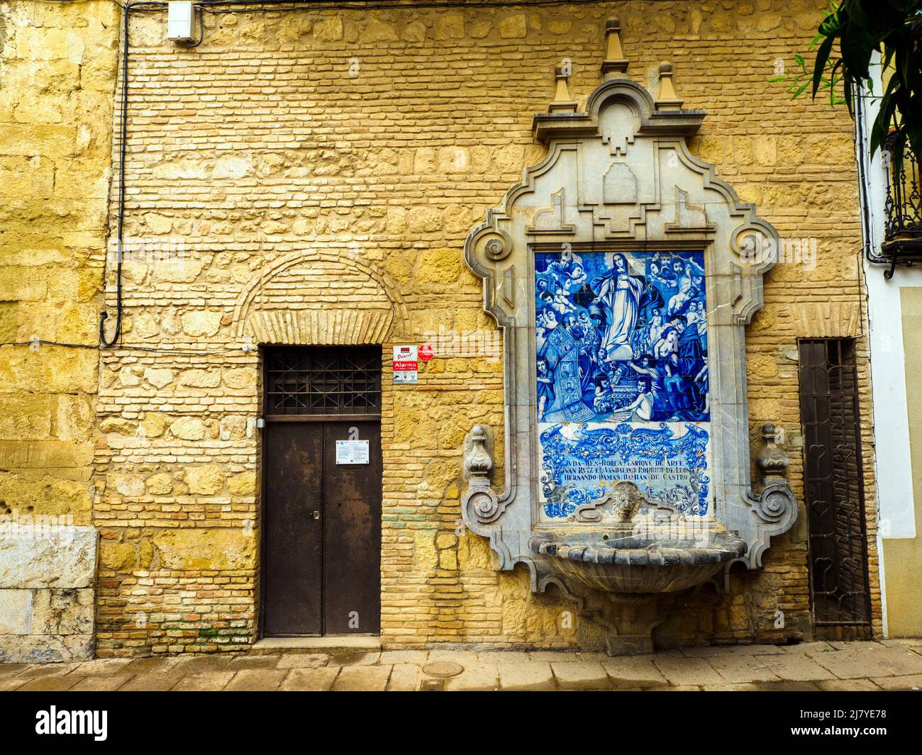 Fontaine sur un mur de l'église Saint François et Saint Eurogius (Iglesia de San Francisco y San Eurogio) - Cordoue, Espagne Banque D'Images