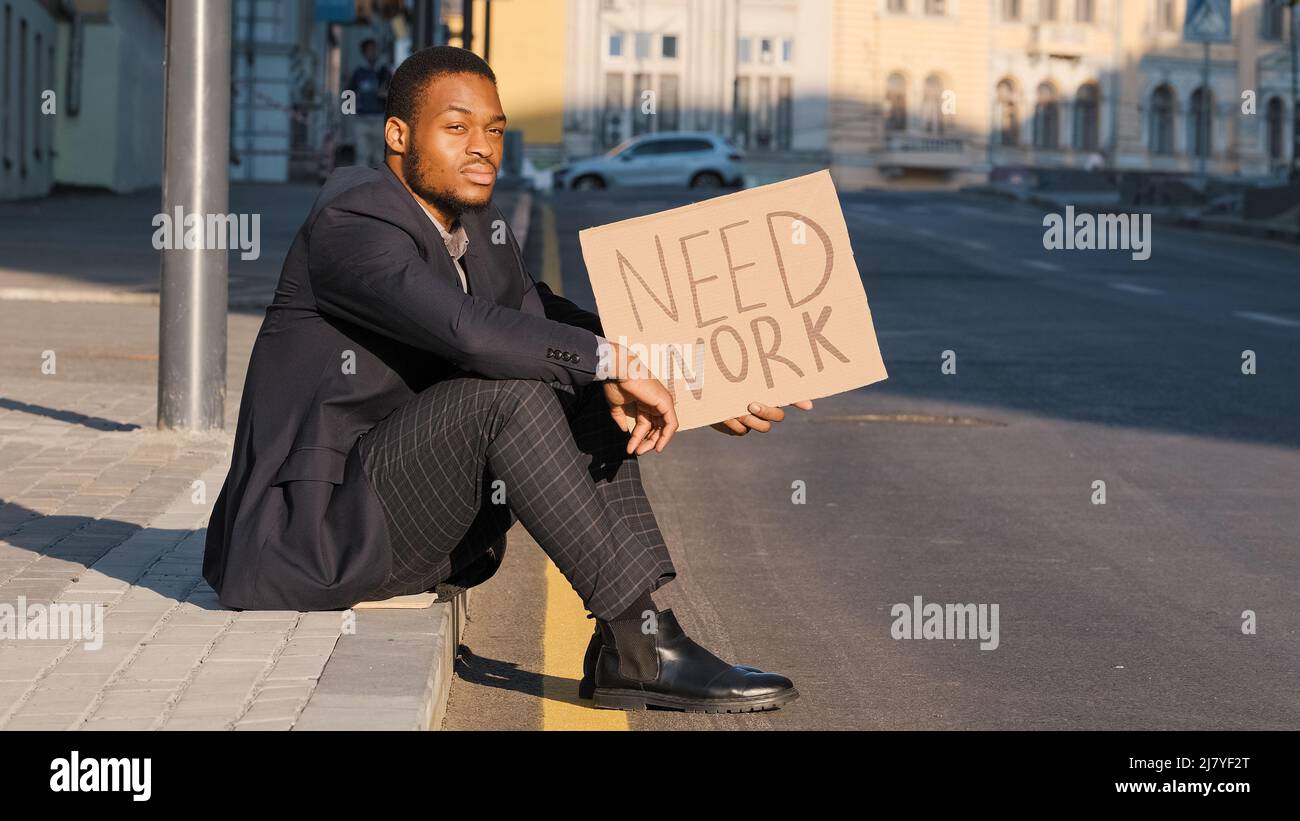 Le chômage désespéré des jeunes étudiants noirs est dû à la discrimination, à un entrepreneur désespéré et frustré, à un homme d'affaires afro-américain qui suit son chemin Banque D'Images