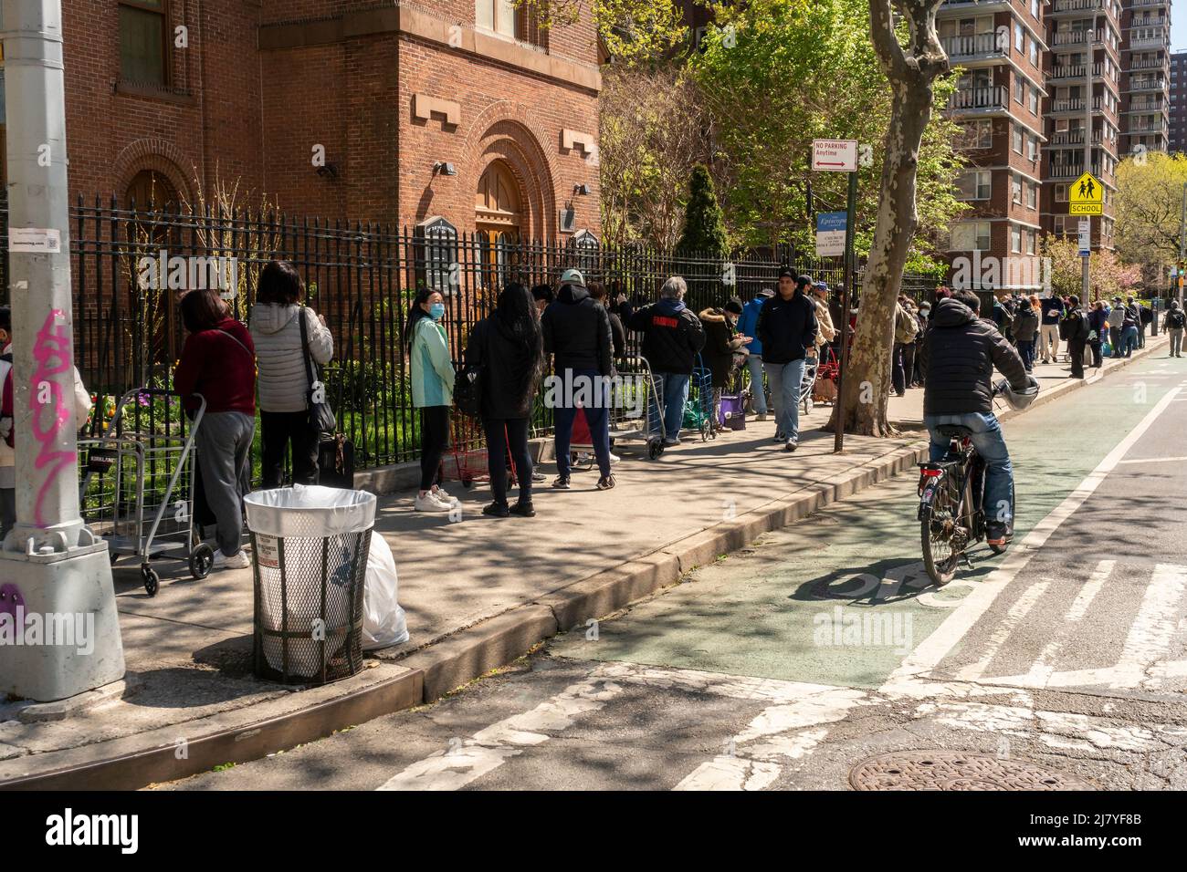 Les gens font la queue devant le garde-manger des Saints Apôtres à Chelsea, à New York, le jeudi 28 avril 2022. .(© Richard B. Levine) Banque D'Images