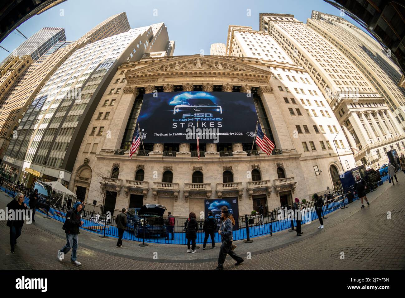 La Bourse de New York célèbre le lancement du camion Lightning F-150 de Ford, entièrement électrique, le jeudi 28 avril 2022. Le premier éclairage F-150 de Ford a été livré mardi de la chaîne de montage de Detroit avec 200 000 précommandes pour le pick-up électrique. Le F-150 à essence est le véhicule le plus vendu aux États-Unis depuis près de 50 ans.(© Richard B. Levine) Banque D'Images