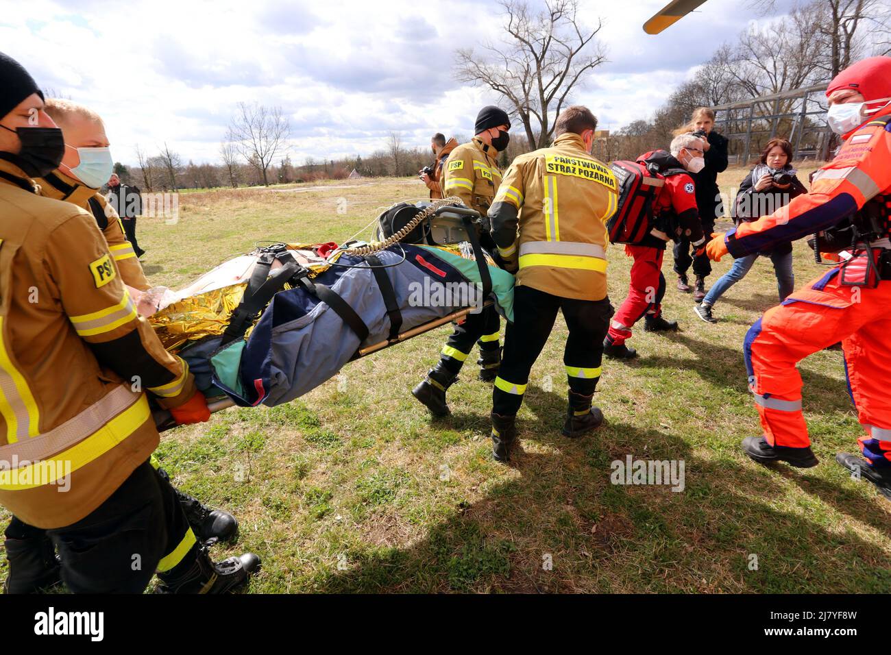 Cracovie. Cracovie. Pologne. Les ambulanciers paramédicaux et les pompiers chargent le patient sur un hélicoptère de sauvetage aérien pendant l'exercice d'entraînement de simulation de casua de masse Banque D'Images