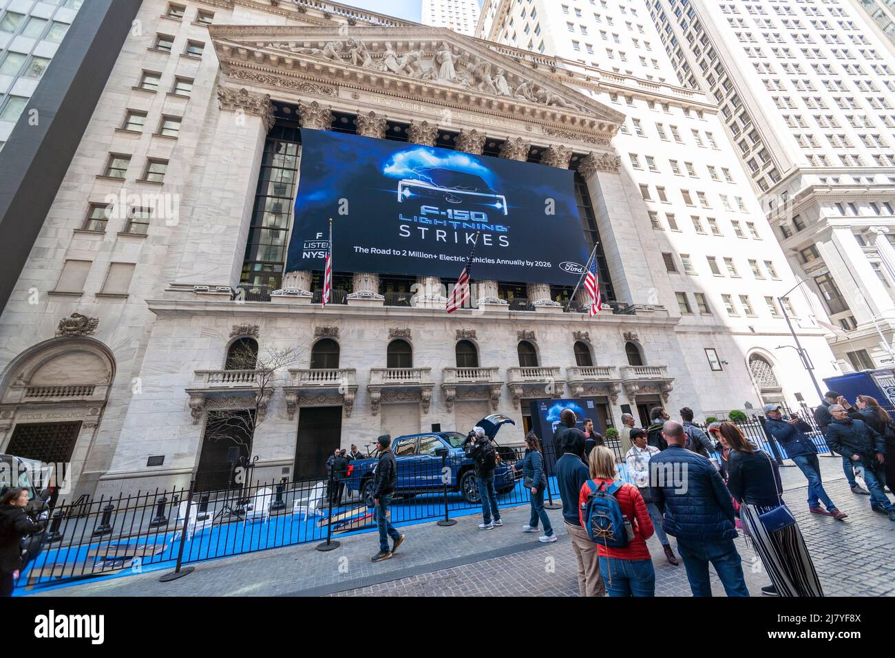 La Bourse de New York célèbre le lancement du camion Lightning F-150 de Ford, entièrement électrique, le jeudi 28 avril 2022. Le premier éclairage F-150 de Ford a été livré mardi de la chaîne de montage de Detroit avec 200 000 précommandes pour le pick-up électrique. Le F-150 à essence est le véhicule le plus vendu aux États-Unis depuis près de 50 ans.(© Richard B. Levine) Banque D'Images