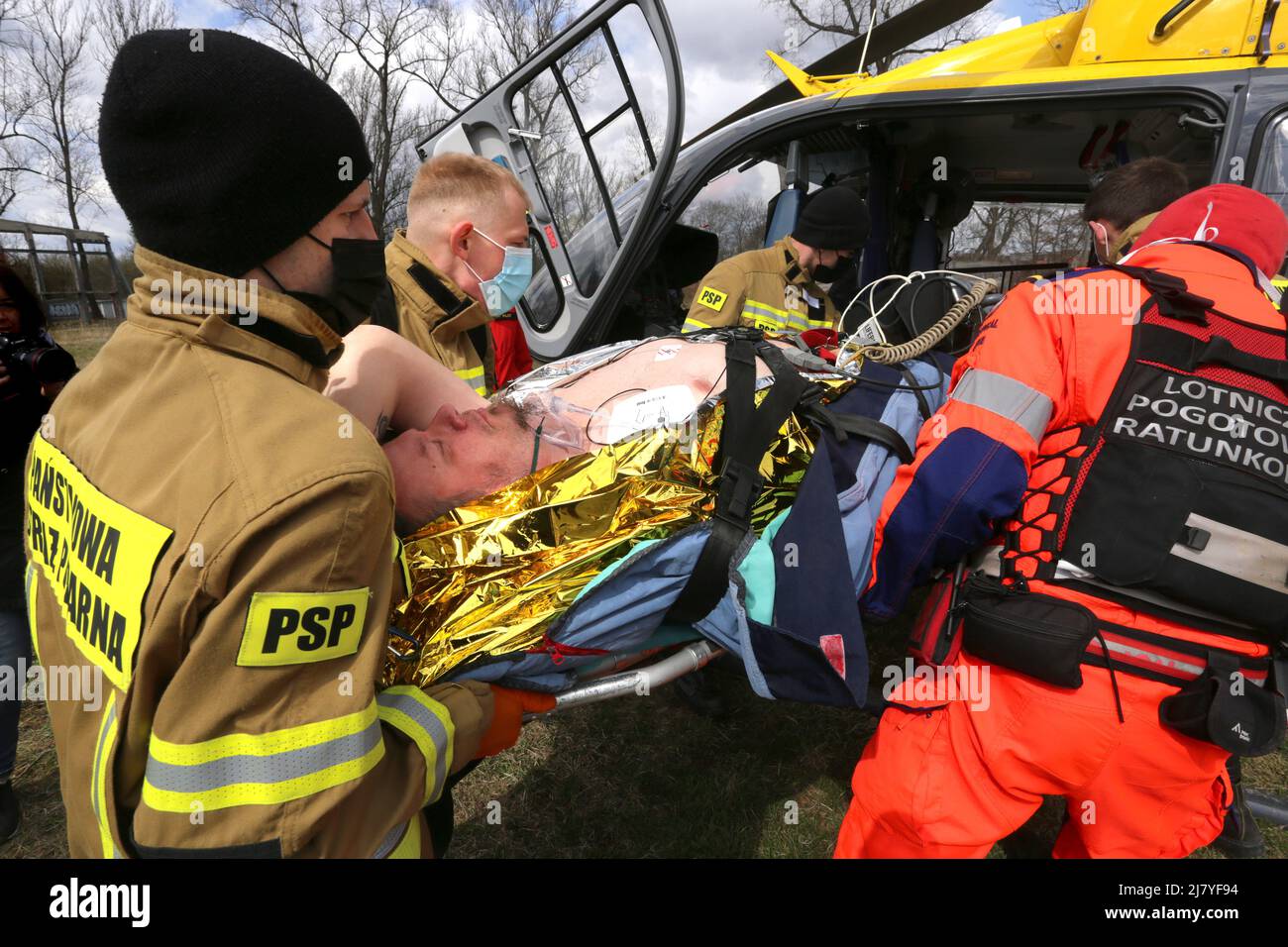 Cracovie. Cracovie. Pologne. Les ambulanciers paramédicaux et les pompiers chargent le patient sur un hélicoptère de sauvetage aérien pendant l'exercice d'entraînement de simulation de casua de masse Banque D'Images