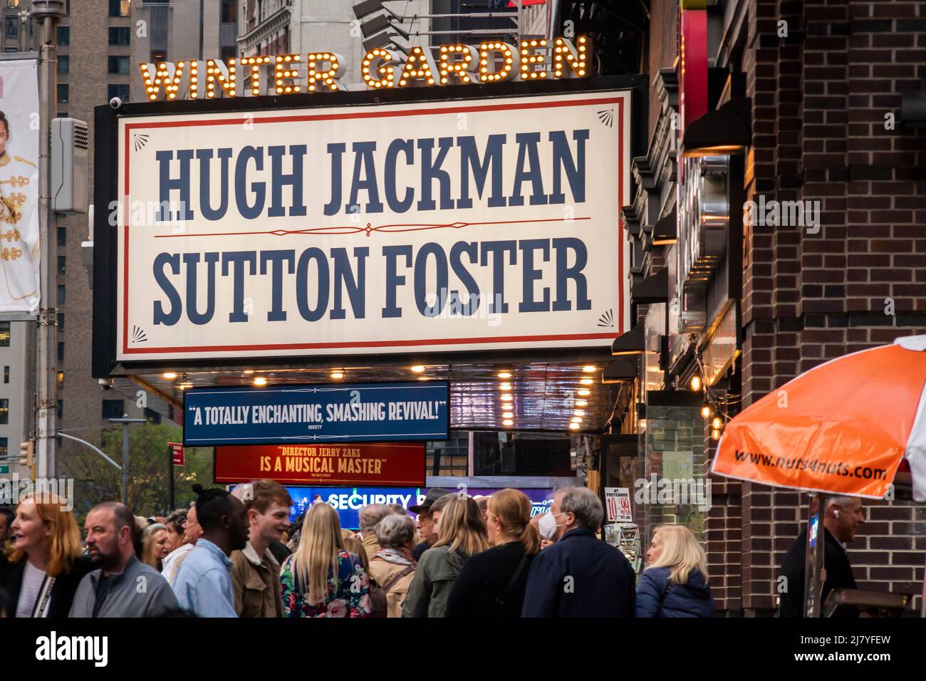 Le chapiteau du Winter Garden Theatre de New York est décoré pour promouvoir les stars Hugh Jackman et Sutton Foster dans la production de la comédie musicale The Music Man de Meredith Wilson, le mercredi 4 mai 2022. (© Richard B. Levine) Banque D'Images