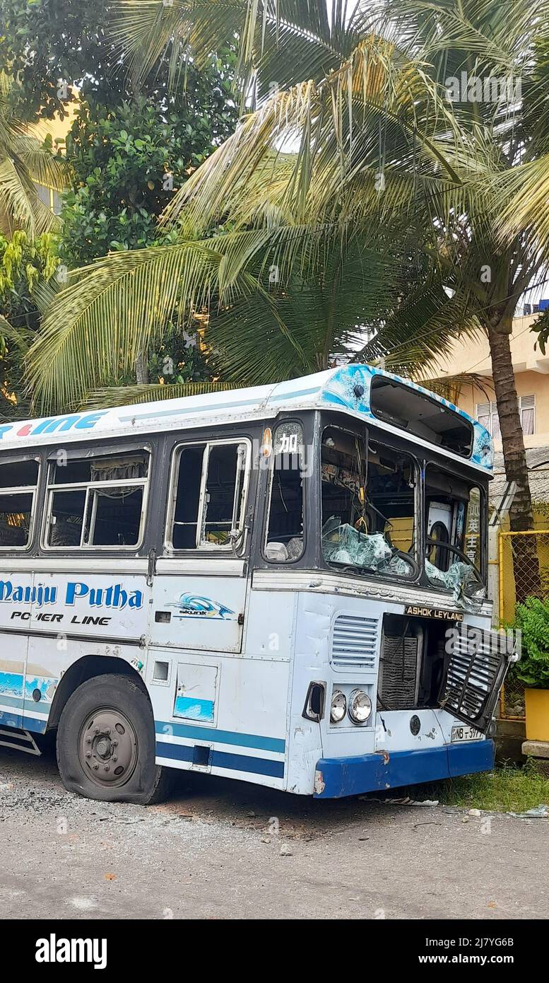 Colombo, Sri Lanka. 11th mai 2022. Un bus brûlé vu sur la route. Le Sri Lanka a vu son jour le plus violent le 9th mai, alors que le Premier ministre Mahinda Rajapaksa a quitté son poste. Les affrontements autour du pays ont fait au moins sept morts et fait plus de 200 blessés. Les maisons et les officiers des membres et des partisans du parti au pouvoir ont été incendiés pendant les affrontements. Un couvre-feu national est en cours pendant que l'armée a été déployée dans tout le pays Banque D'Images