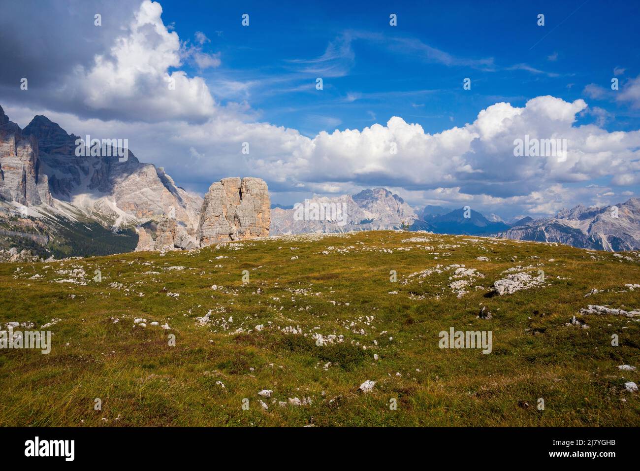 La région autour de la célèbre place Cinque Torri dans les Dolomites. Banque D'Images