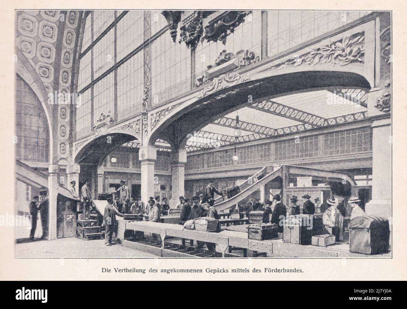 La distribution des bagages à l'arrivée au moyen du tapis roulant de la station de métro Palais Royal paris 1900th Banque D'Images