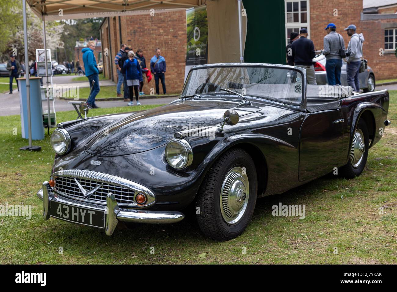 1964 Daimler Dart SP250 '43 HYT ' exposé au Scramble d'avril qui s'est tenu au Bicester Heritage Centre le 23rd avril 2022 Banque D'Images