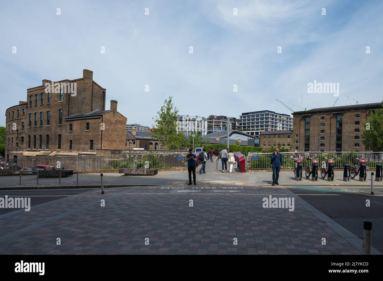 Les gens à Granary Square, Coal Drops Yard, Londres, Angleterre, Royaume-Uni. Banque D'Images