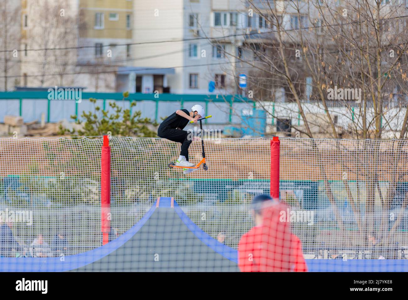 Un jeune homme fait une promenade en scooter sur une rampe de skate Park. Russie, Zelenograd, 23 avril 2022. Banque D'Images