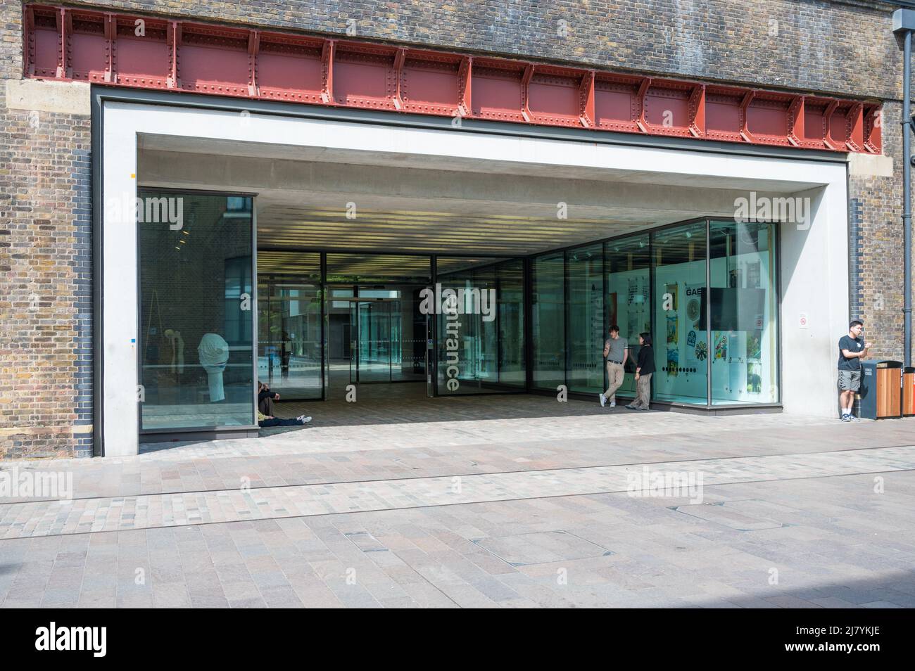 Entrée de l'école d'art Central St Martins à Granary Square, Londres, Angleterre, Royaume-Uni. Banque D'Images