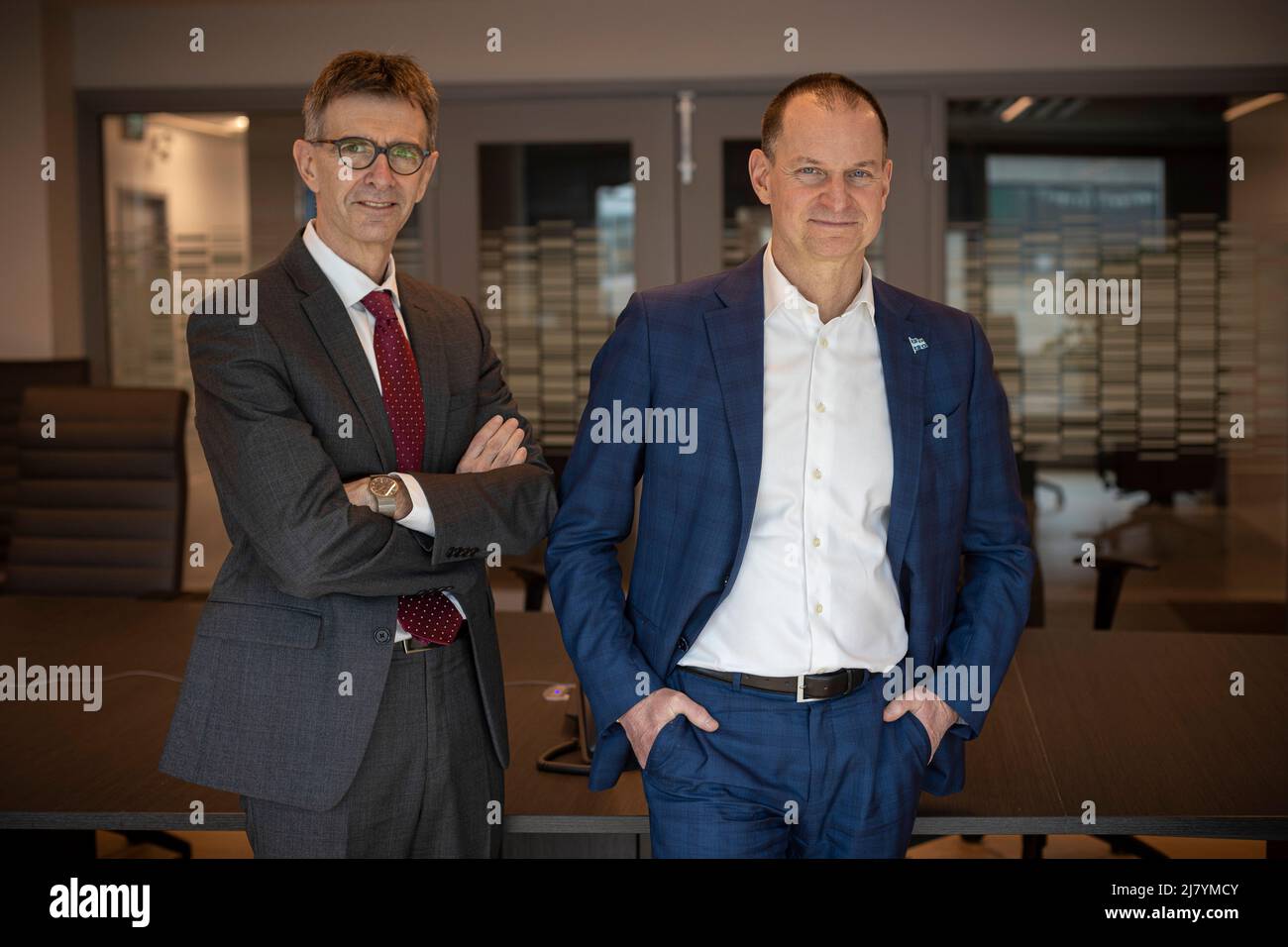 Le ministre des Finances du Québec, Eric Girard (à gauche), et son sous-ministre, Pierre Cote, posent à son bureau de Québec, jeudi 17 mars 2022. Banque D'Images