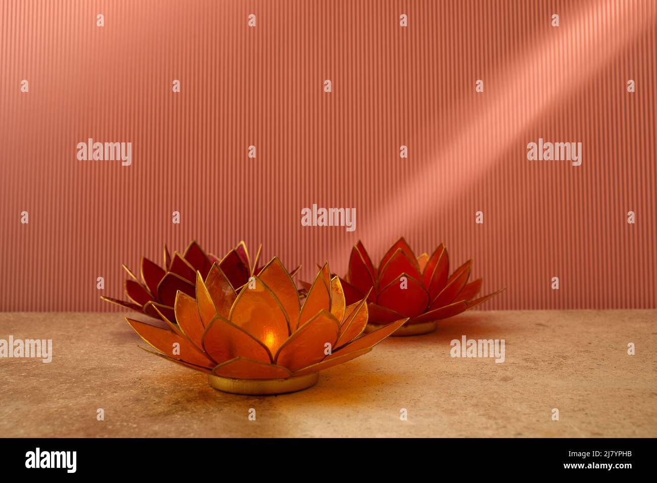 Joyeux Bouddha de jour de Vesak Purnima arrière-plan. Bougies pendant la fête du Vesak. Banque D'Images