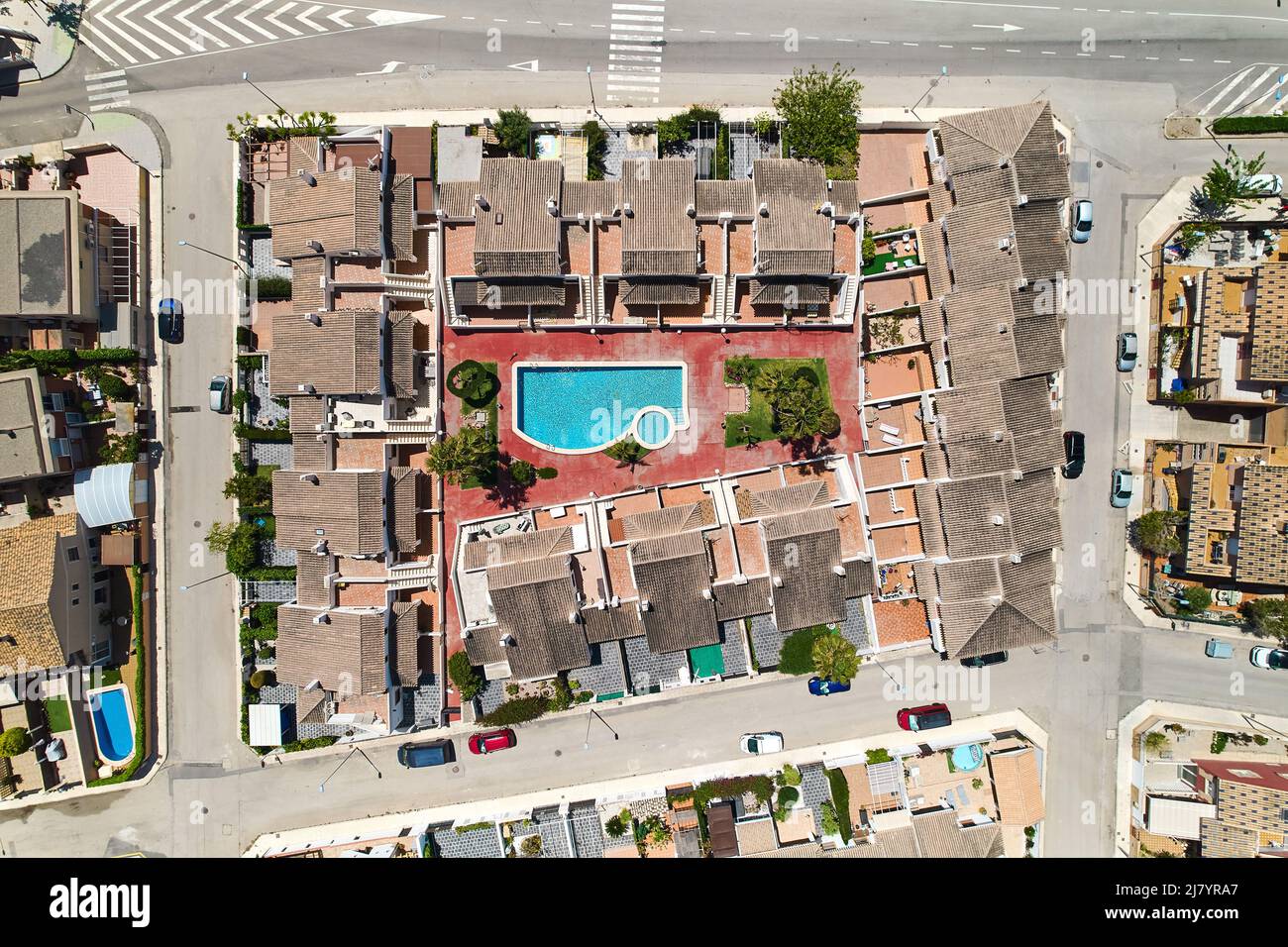 Point de vue de drone aérien Torre de la Horadada maisons résidentielles avec piscine situé sur la mer Méditerranée. Costa Blanca, Espagne Banque D'Images