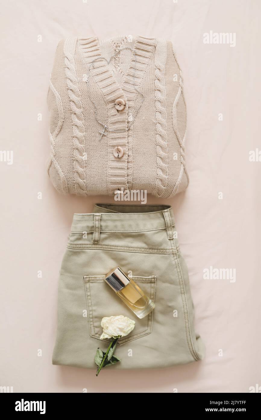 Vue de dessus de la tenue de jour décontractée pour femme, des vêtements et accessoires élégants sur fond beige. Pose à plat Banque D'Images