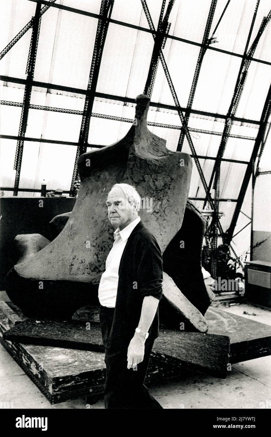 Henry Moore avec sa Sculpture, 1970 Banque D'Images