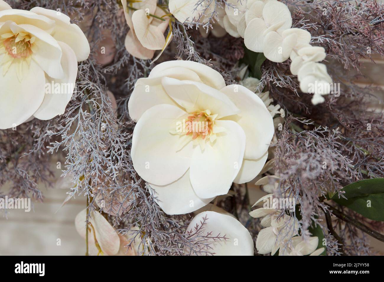 Bouquet de belle grande fleur décorative blanche en matériau et en plastique accroché sur un mur comme partie de l'intérieur Banque D'Images