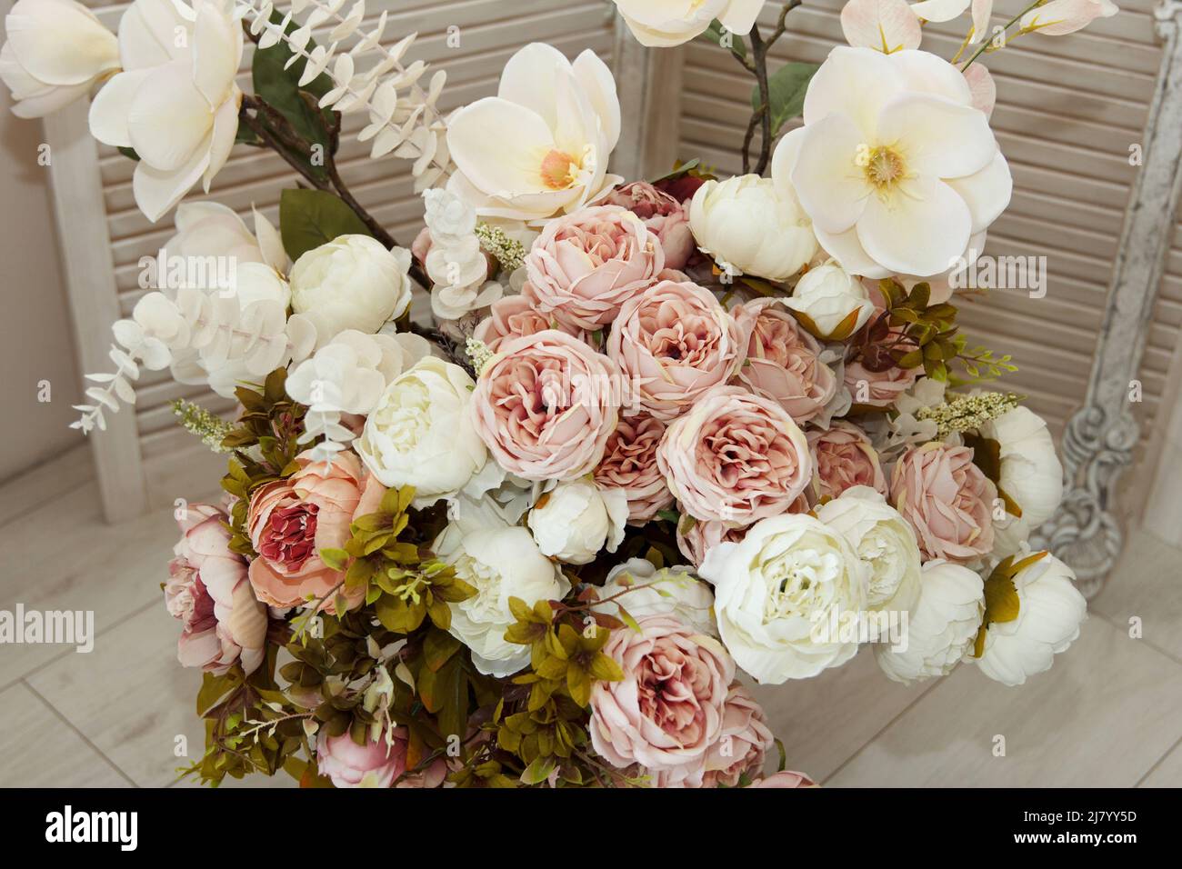 Bouquet de fleurs ornementales blanches et roses en matériau et en plastique, comme partie de l'intérieur Banque D'Images
