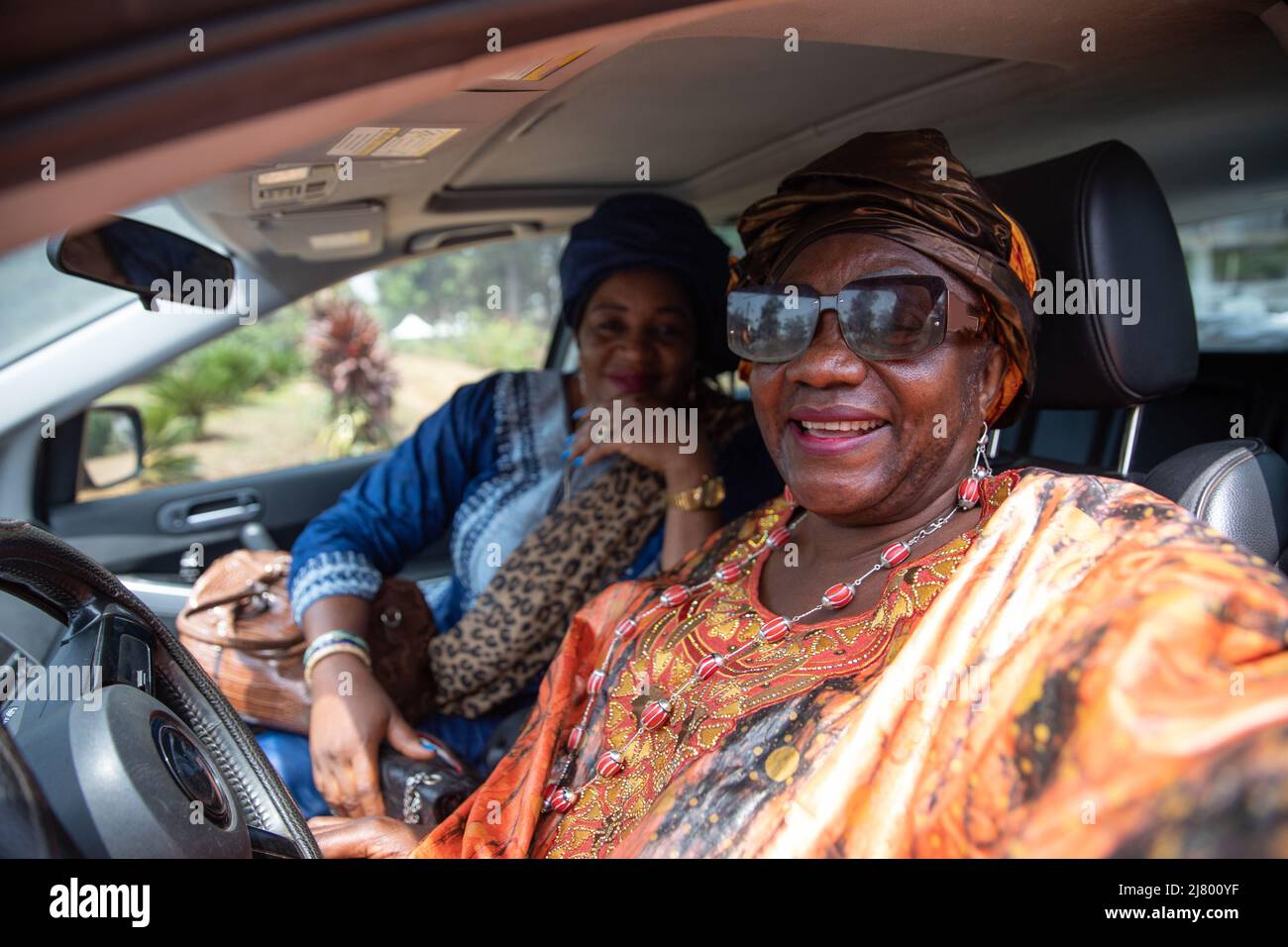 Deux femmes africaines en voiture prennent un selfie. Amitié entre les femmes concept Banque D'Images Deux femmes africaines en voiture prennent un selfie. Amitié entre les femmes concept Banque D'Images