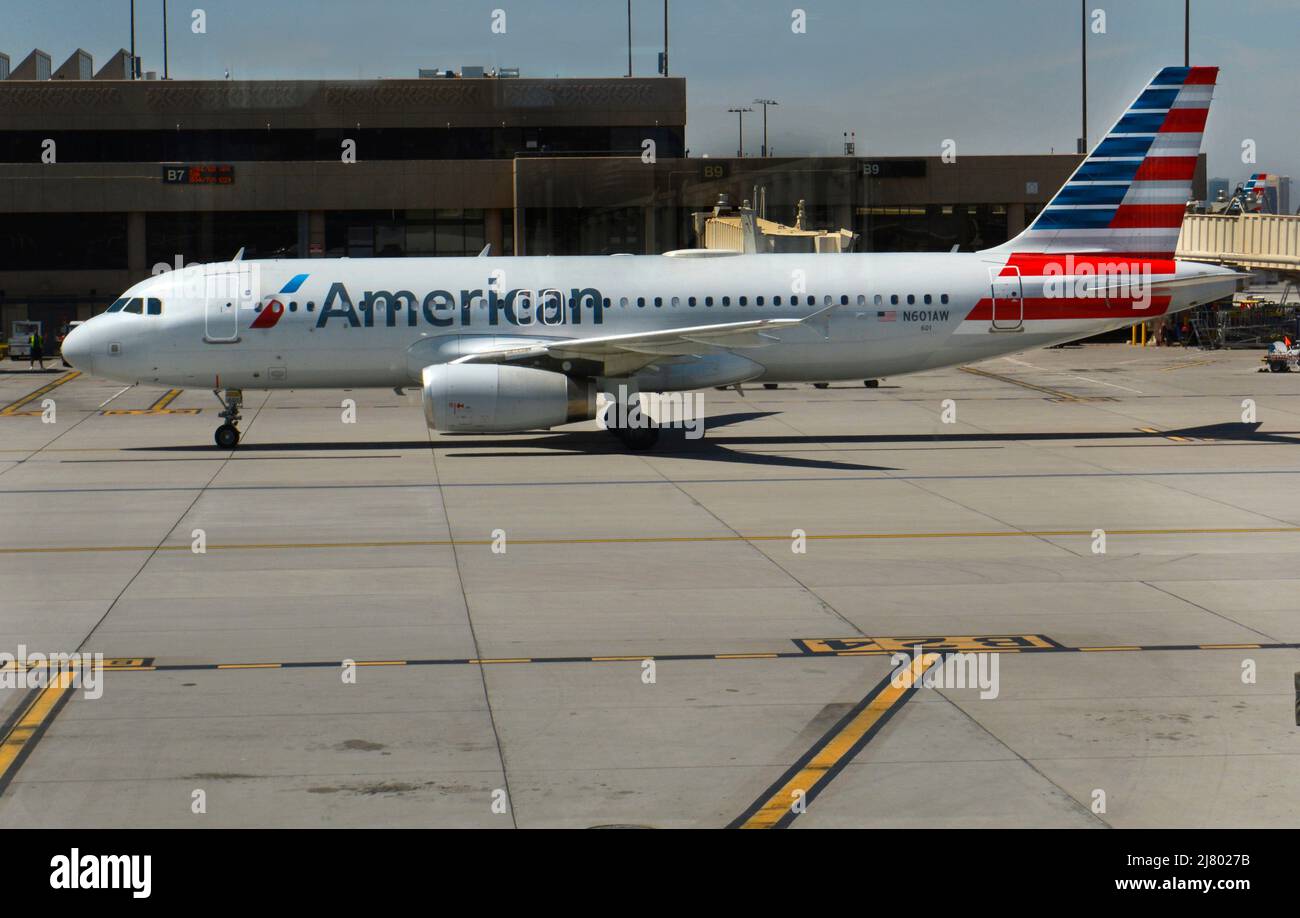 Un avion-taxi Airbus A320 d'American Airlines à l'aéroport international de Phoenix Sky Harbor à Phoenix, Arizona. Banque D'Images