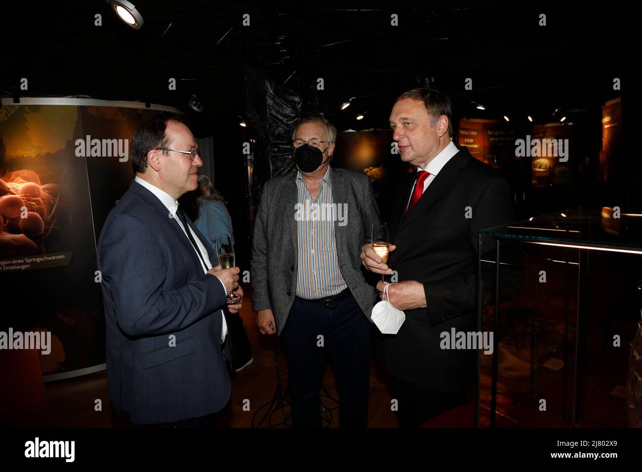 Generaldirektor der Senckenberg Gesellschaft Prof. Dr. Klement Tockner und Prof. Willi Xylander BEI der Ausstellungseröffnung 'die dünne Haut der Erde Banque D'Images