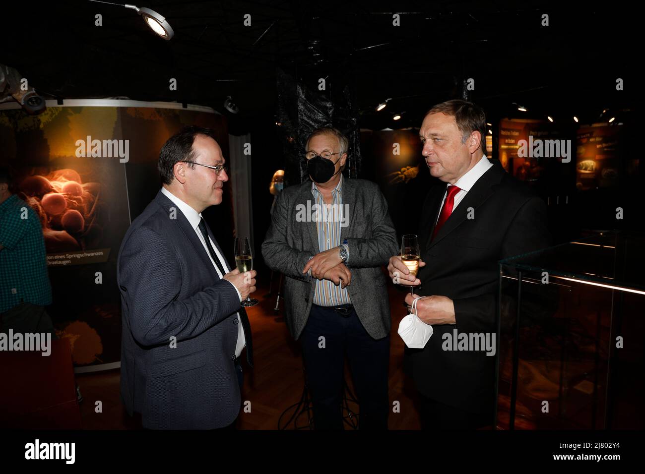 Generaldirektor der Senckenberg Gesellschaft Prof. Dr. Klement Tockner und Prof. Willi Xylander BEI der Ausstellungseröffnung 'die dünne Haut der Erde Banque D'Images