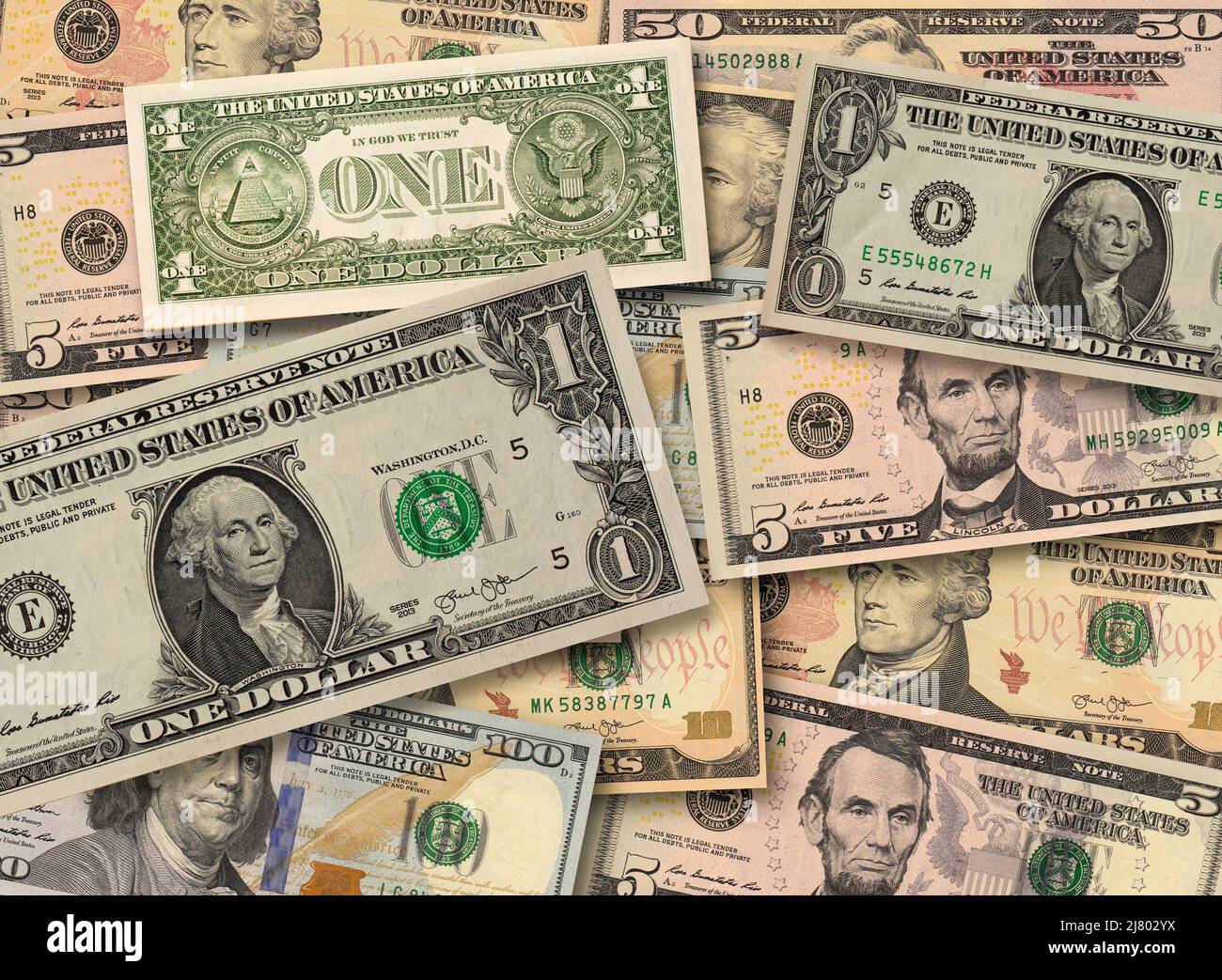 Gros plan sur les billets en dollars américains. DOLLARS AMÉRICAINS dans différentes devises. Banque D'Images