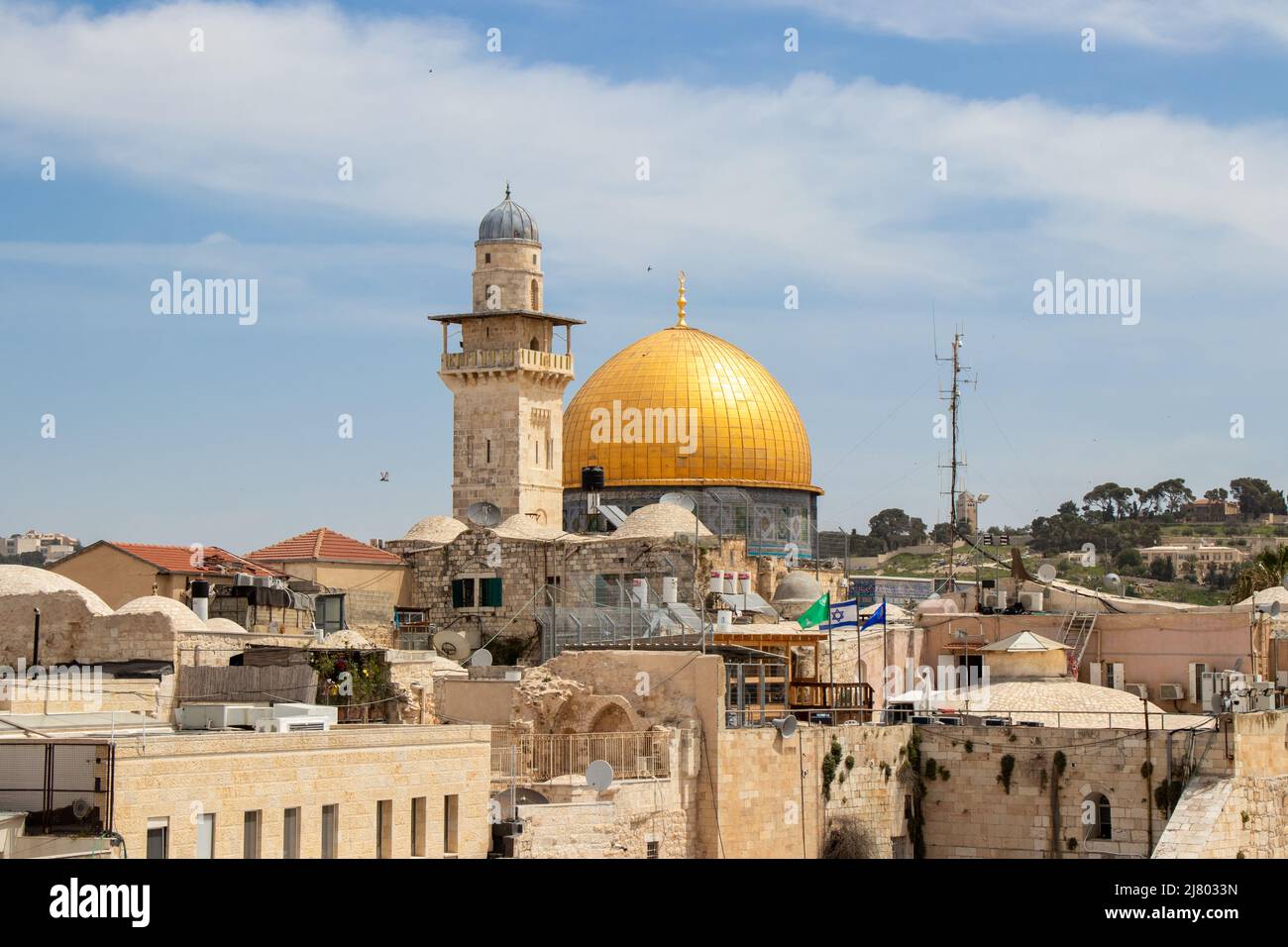 Le Dôme du Rocher ou Al Qubbat AS-Sakhrah. Vue sur la mosquée Al-Aqsa et le minaret Silsila dans le quartier musulman de la ville de Jérusalem - Israël : 22 avril 2022 Banque D'Images