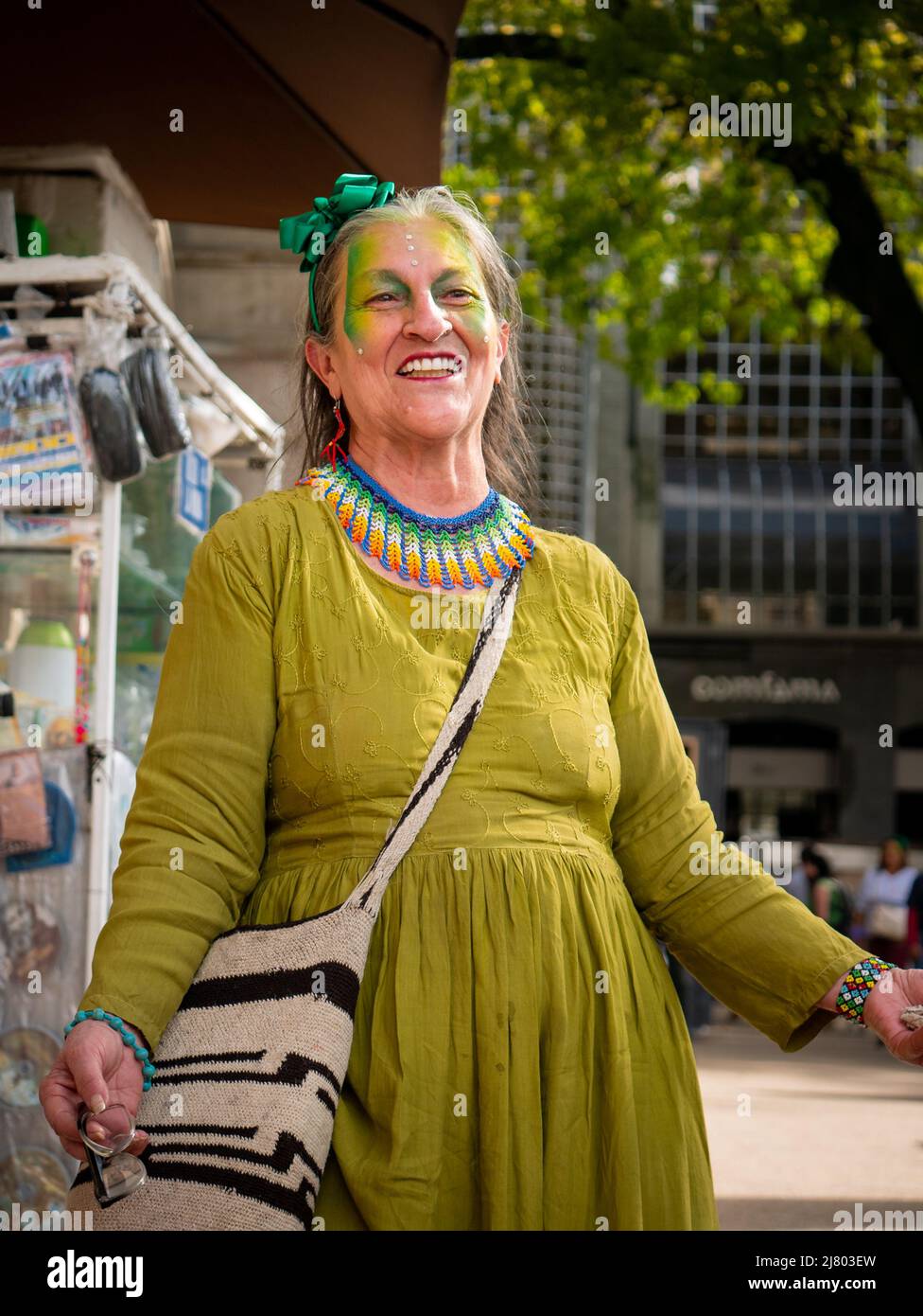 Medellin, Antioquia, Colombie - 8 2022 mars : vieille femme vêtue de vert pour la Marche féministe de la Journée des femmes et protestation Banque D'Images