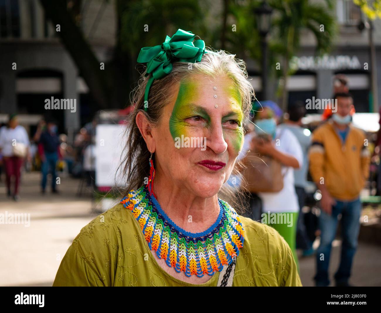 Medellin, Antioquia, Colombie - 8 2022 mars : vieille femme vêtue de vert pour la Marche féministe de la Journée des femmes et protestation Banque D'Images