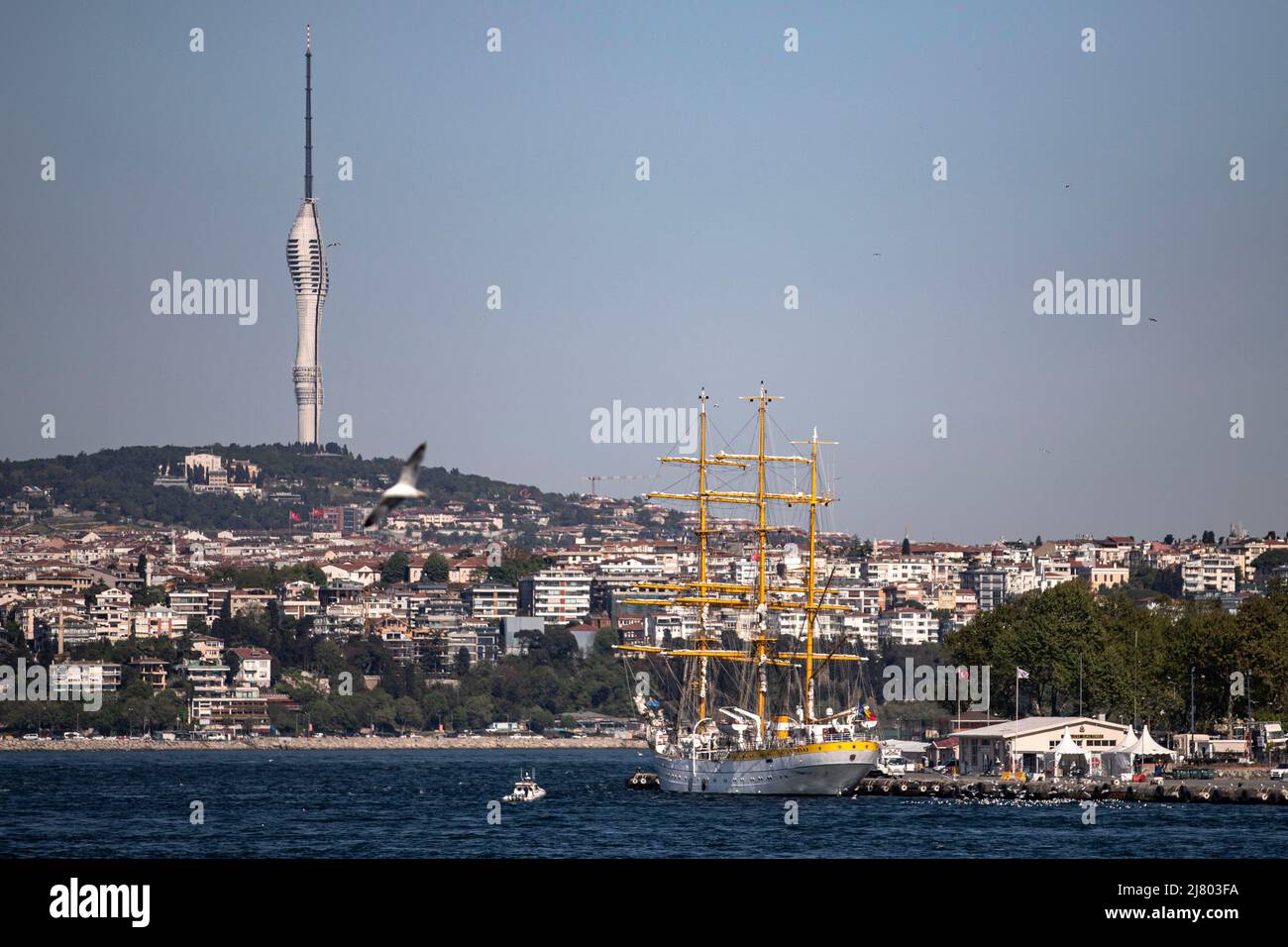 Istanbul, Turquie. 11th mai 2022. Nava Scoala Mircea amarré à la jetée de Sarayburu. Le navire d'entraînement militaire de la marine roumaine, vieux de 84 ans, traverse la mer de Marmara et est ancré à Sarayburu. (Credit image: © Onur Dogman/SOPA Images via ZUMA Press Wire) Banque D'Images