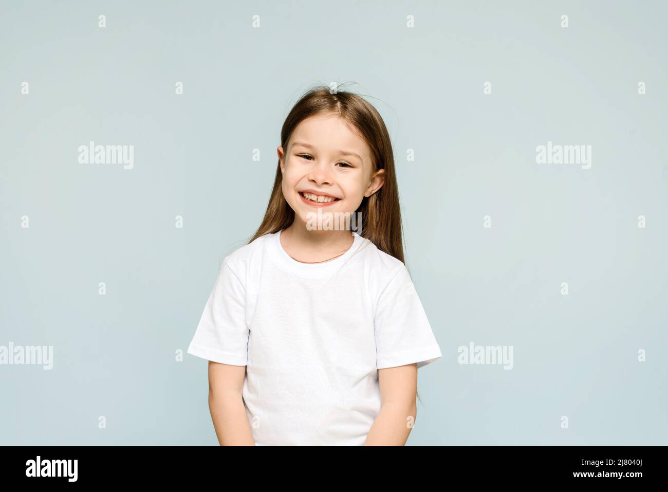 Bonne petite fille sur fond bleu avec espace de copie Banque D'Images