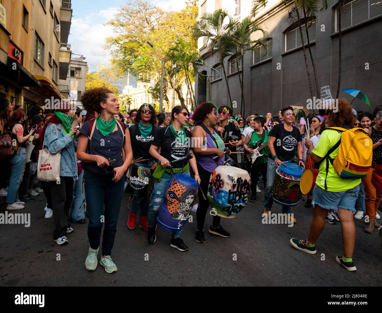 Medellin, Antioquia, Colombie - Mars 8 2022: Les gens vêtus de violet ou de vert Mars dans la Journée des femmes féministes Mars Banque D'Images