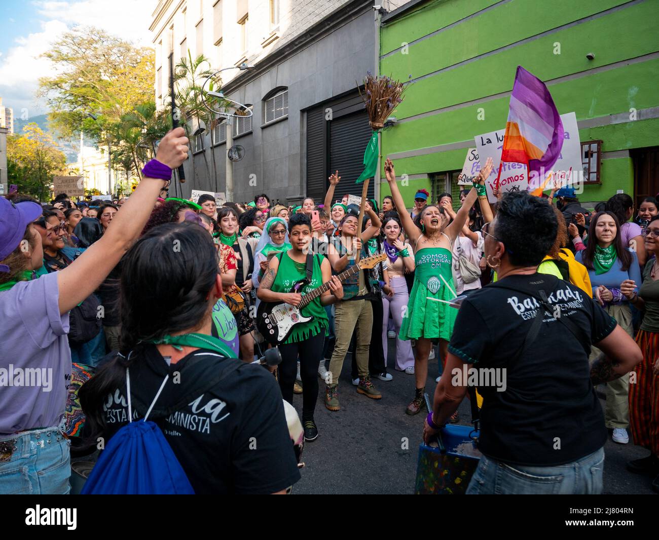 Medellin, Antioquia, Colombie - Mars 8 2022: Les gens vêtus de violet ou de vert Mars dans la Journée des femmes féministes Mars Banque D'Images