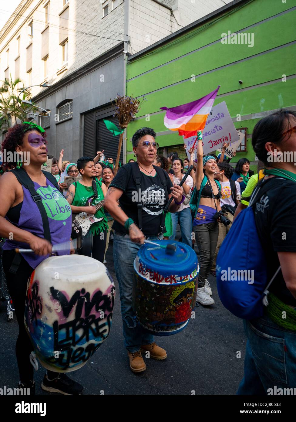 Medellin, Antioquia, Colombie - Mars 8 2022: Les gens vêtus de violet ou de vert Mars dans la Journée des femmes féministes Mars Banque D'Images