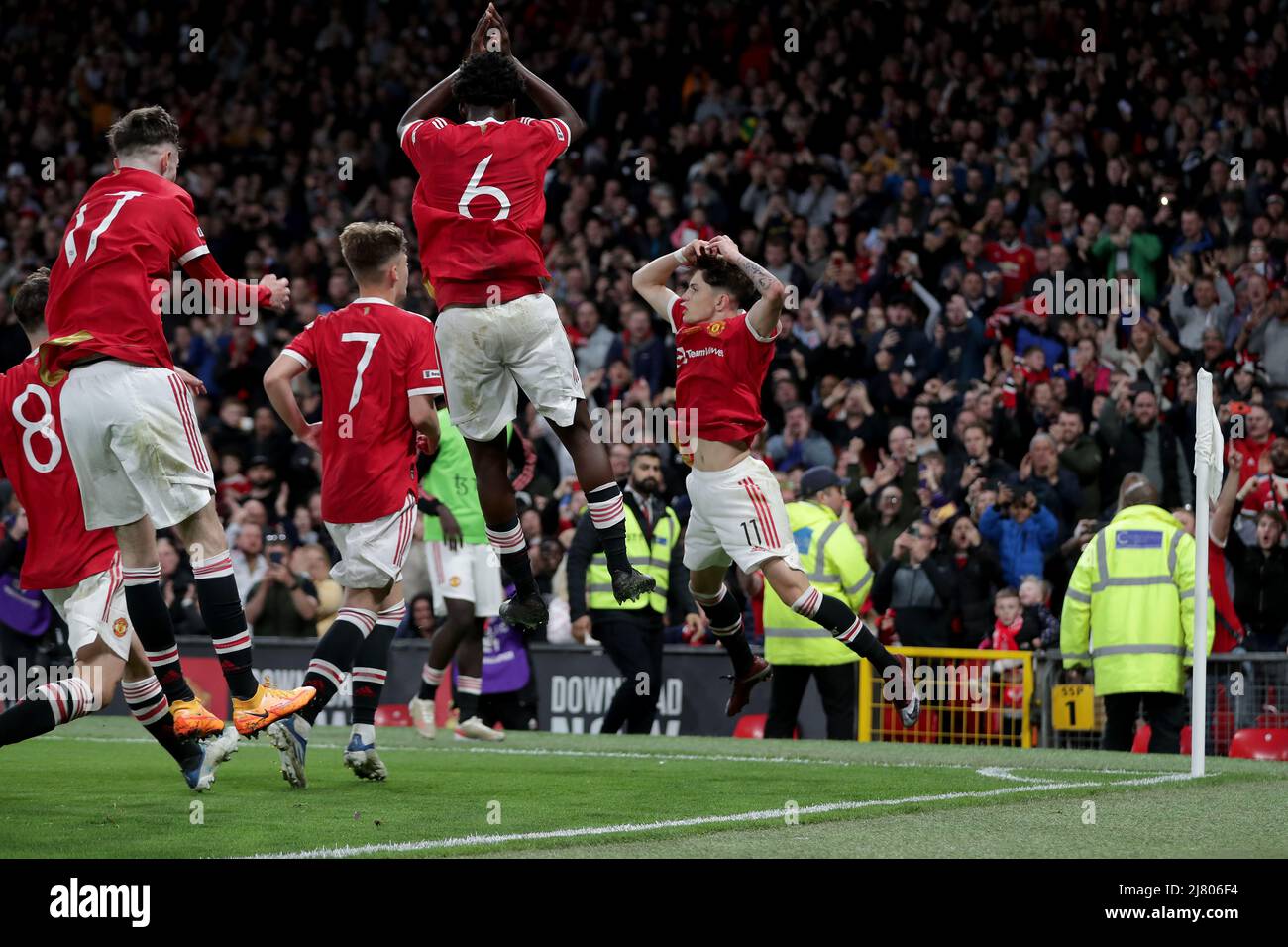 Alejandro Garnacho, de Manchester United (à droite), célèbre après avoir inscrit le deuxième but du match de sa partie à partir de la zone de pénalité lors du match final de la coupe de la jeunesse FA à Old Trafford, Manchester. Date de la photo: Mercredi 11 mai 2022. Banque D'Images