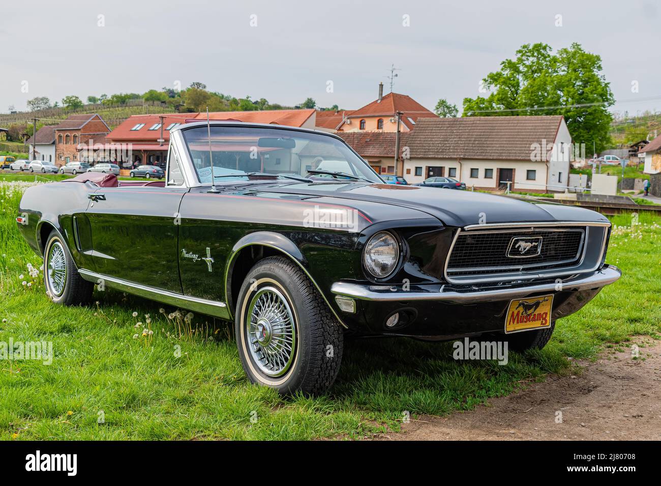 Mutenice, République Tchèque - 7 mai 2022 événement caritatif voitures américaines parmi les caves à vin. Classic Ford Mustang vintage 1968, voiture emblématique des années 60, b Banque D'Images