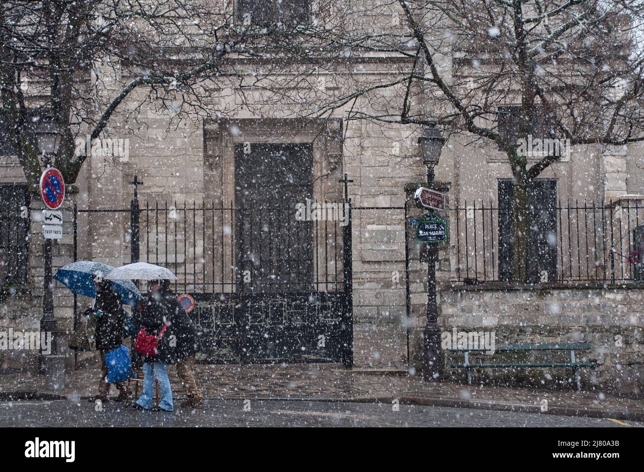 ƒglise Saint-Pierre de Montmartre et la place Jean Marais vus sous la neige. Banque D'Images