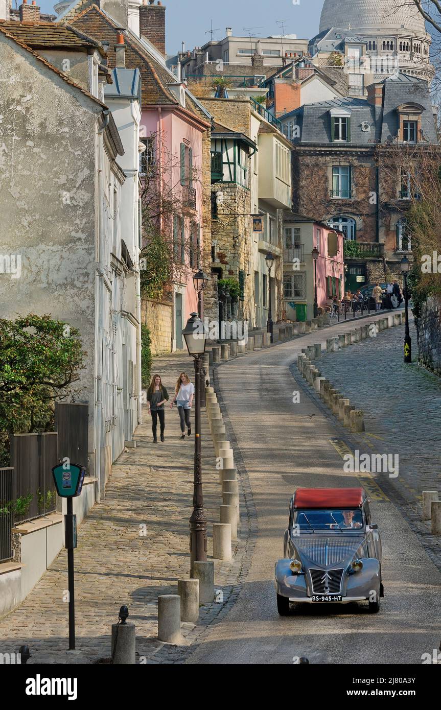 A 1950s Citroën convertible 2CV en voiture de la Maison Rose, rue de l