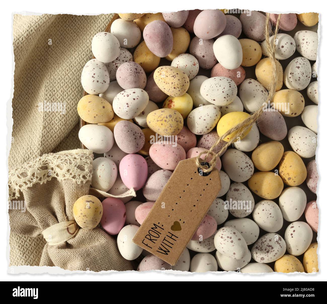 Bonne carte de pâques. Œufs doux, soleil du matin, vue sur le dessus, étiquette cadeau pour maquette Banque D'Images