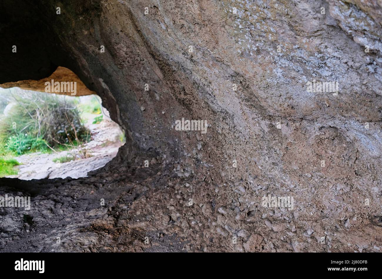 Grottes préhistoriques dans la réserve de Murgia Materana (Matera Italie) datant des périodes paléolithique et néolithique Banque D'Images
