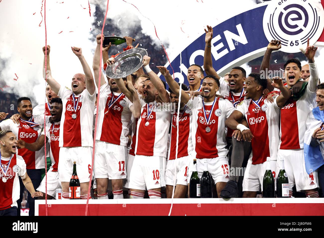 AMSTERDAM - (lr) Davy Klaassen d'Ajax, Daley Blind d'Ajax, Dusan Tadic d'Ajax, Devyne Rensch d'Ajax, Ryan Gravenberch d'Ajax, Jurrien Timber, Edson Alvarez d'Ajax ou d'Ajax à l'échelle du championnat célébrant la victoire du titre hollandais Eredivisie 36th après le match Eredivisie entre Ajax et sc Heerenveen dans la Johan Cruijff Arena le 11 mai 2022 à Amsterdam, pays-Bas. ANP MAURICE VAN STEEN Banque D'Images