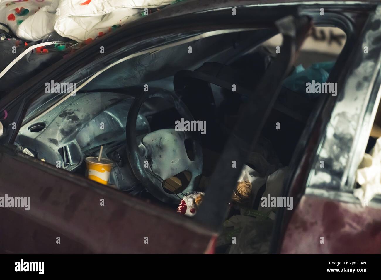 partie avant d'une voiture endommagée pleine de déchets. Photo de haute qualité Banque D'Images