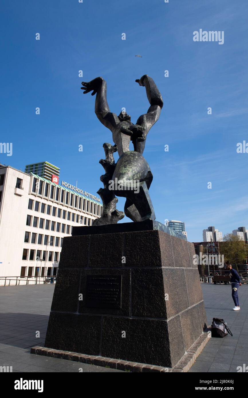 La ville détruite aka de verwoeste stad sculpture mémorial en bronze par le sculpteur Ossip Zadkine à Rotterdam, pays-Bas, Europe Banque D'Images