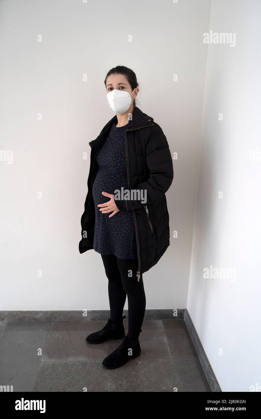 Femme enceinte portant un masque Banque D'Images