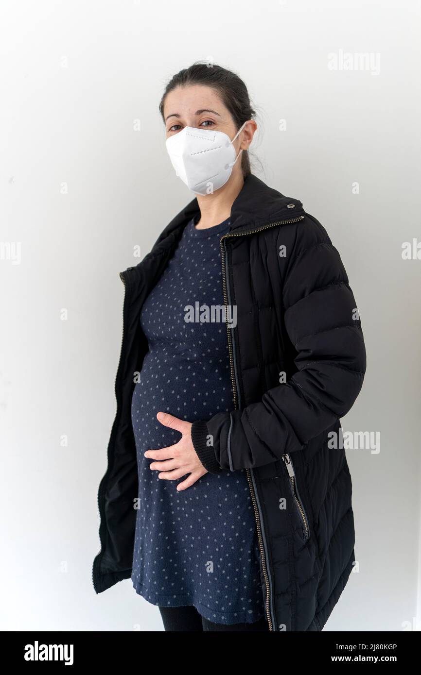Femme enceinte portant un masque Banque D'Images